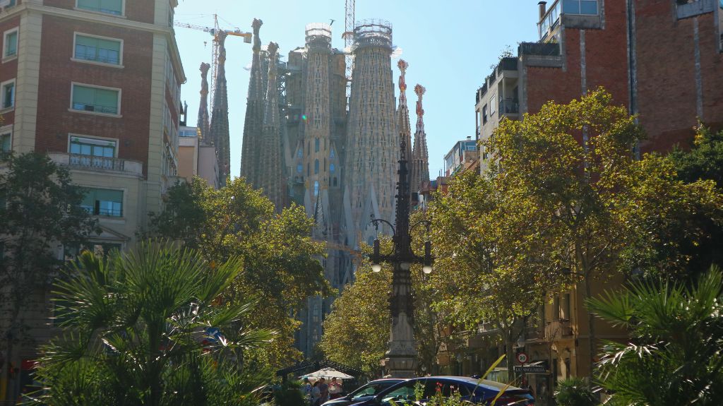 Walking to Sagrada Familia